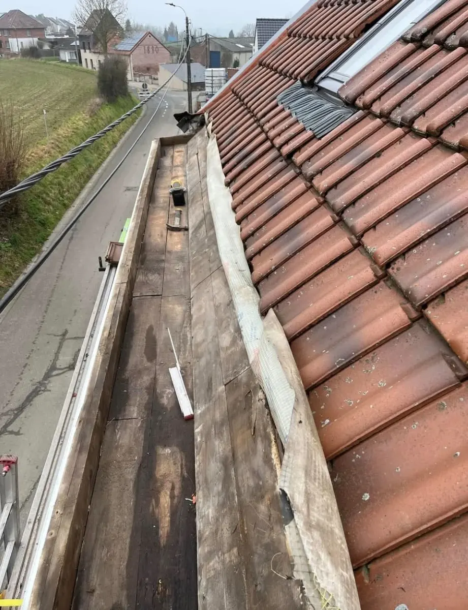 Ancien chéneau en bois mis à nu avant sa rénovation par Plomberie-Toiture MERTENS B.
