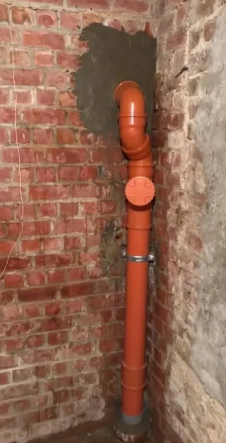 Nouvelle colonne d'évacuation en PVC avec trappe de visite, posée par Plomberie-Toiture MERTENS B.