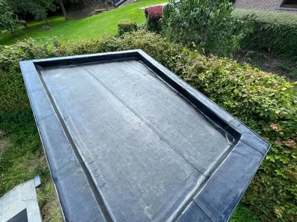 Toiture plate d'annexe terminée avec membrane d'étanchéité et rives, par Plomberie-Toiture MERTENS B.