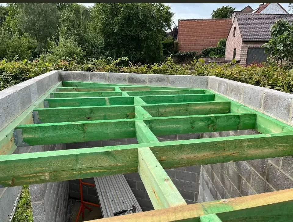 Structure en bois traité posée sur les murs d'une annexe, avant la toiture plate réalisée par Plomberie-Toiture MERTENS B.