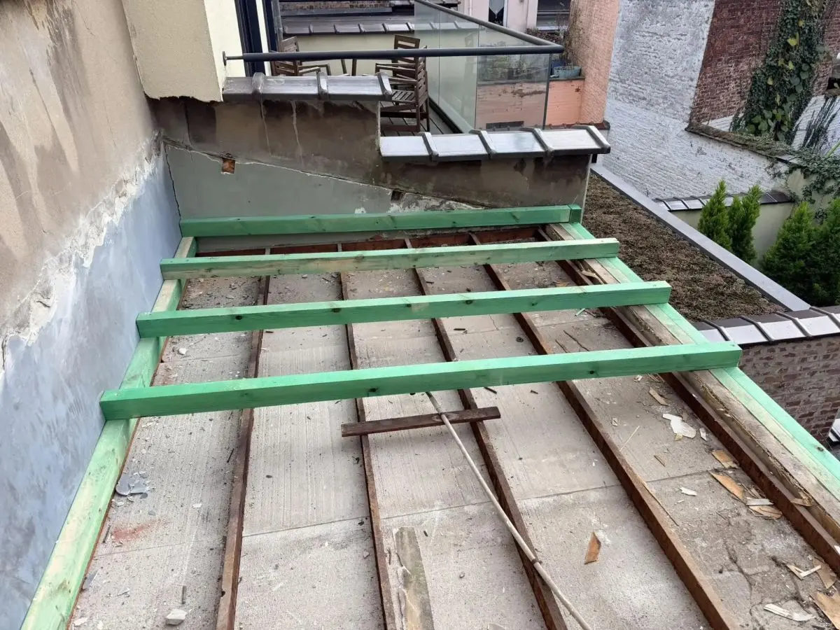 Toiture plate mise à nu, ancien revêtement retiré et nouvelle structure en bois, avant étanchéité par Plomberie-Toiture MERTENS B.