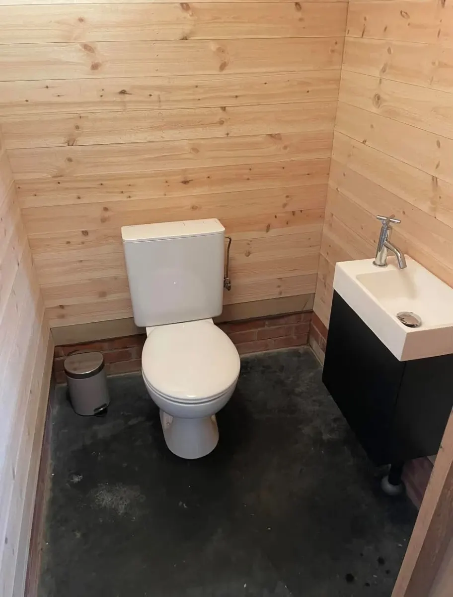 WC et lave-mains installés et raccordés par Plomberie-Toiture MERTENS B.
